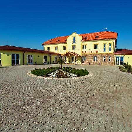 Kentaur Lovaspanzio Hodmezovasarhely Bagian luar foto