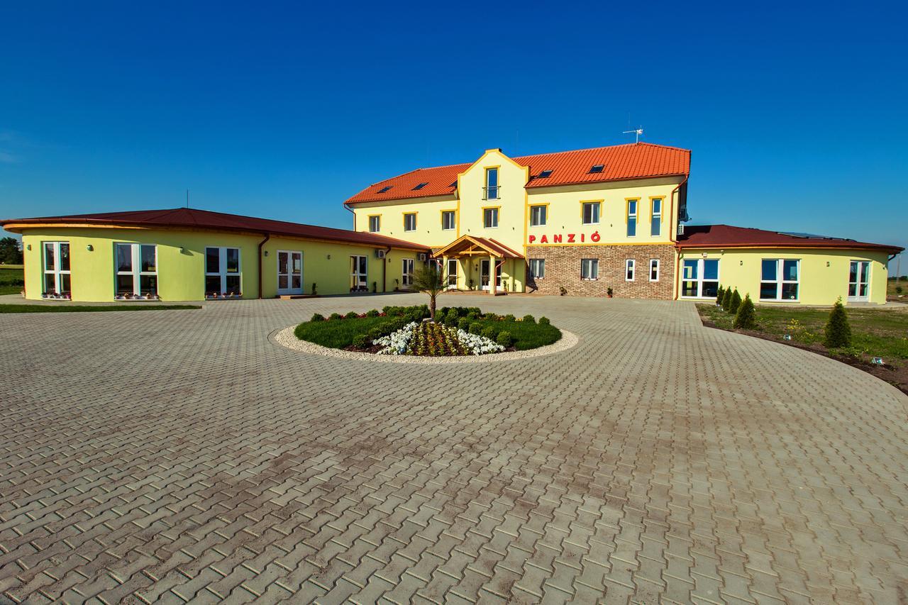 Kentaur Lovaspanzio Hodmezovasarhely Bagian luar foto